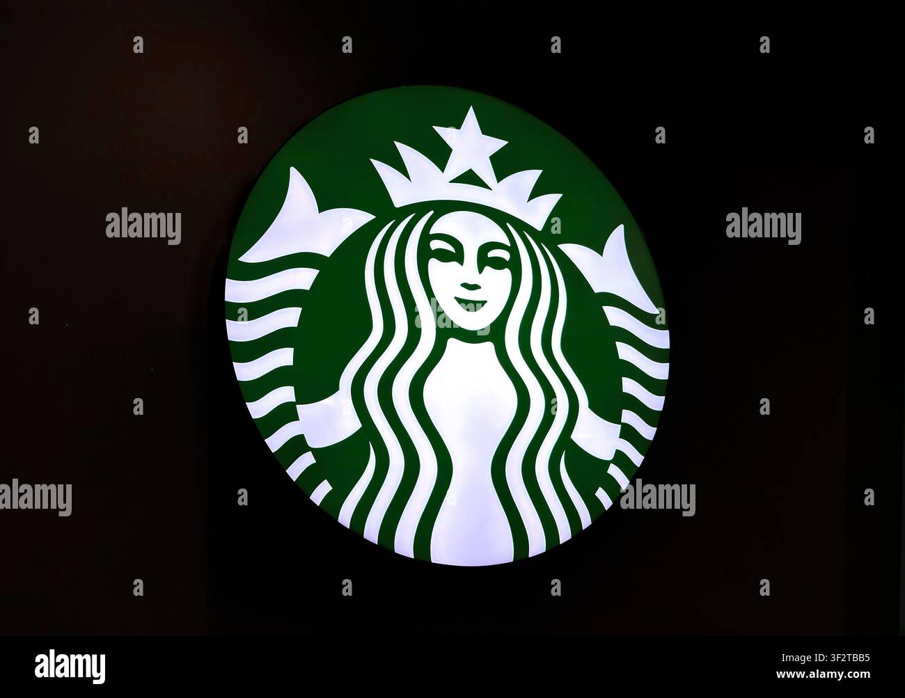 Logo Starbucks visualizzato su uno schermo digitale. Simbolo del marchio di caffè su sfondo nero. Uso editoriale esclusivamente. Foto Stock