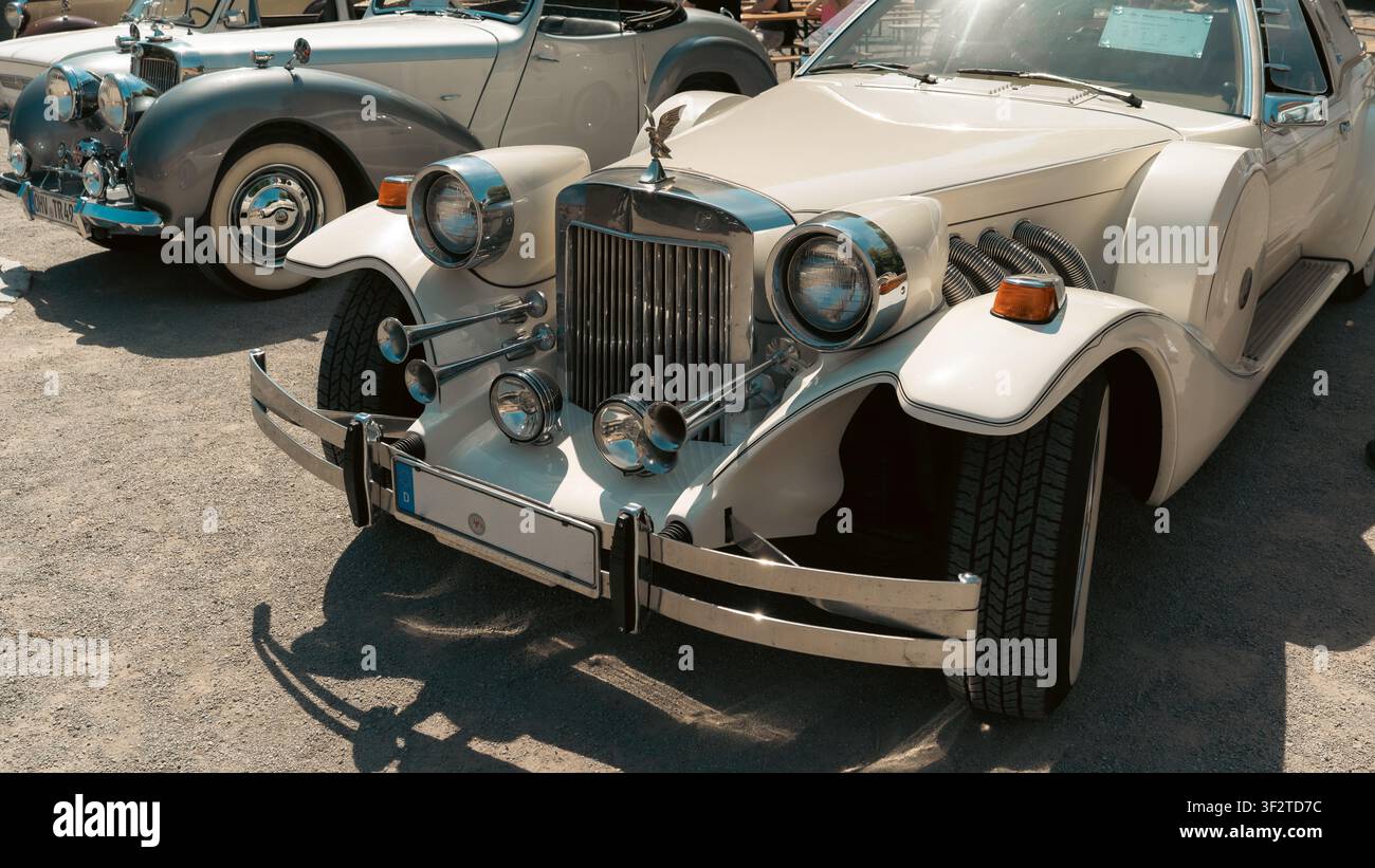 Berlino, Germania – 3 maggio 2026. Auto neoclassica Excalibur color crema con griglia cromata, fari rotondi e stile classico esposta all'Oldtimer Open Ai Foto Stock