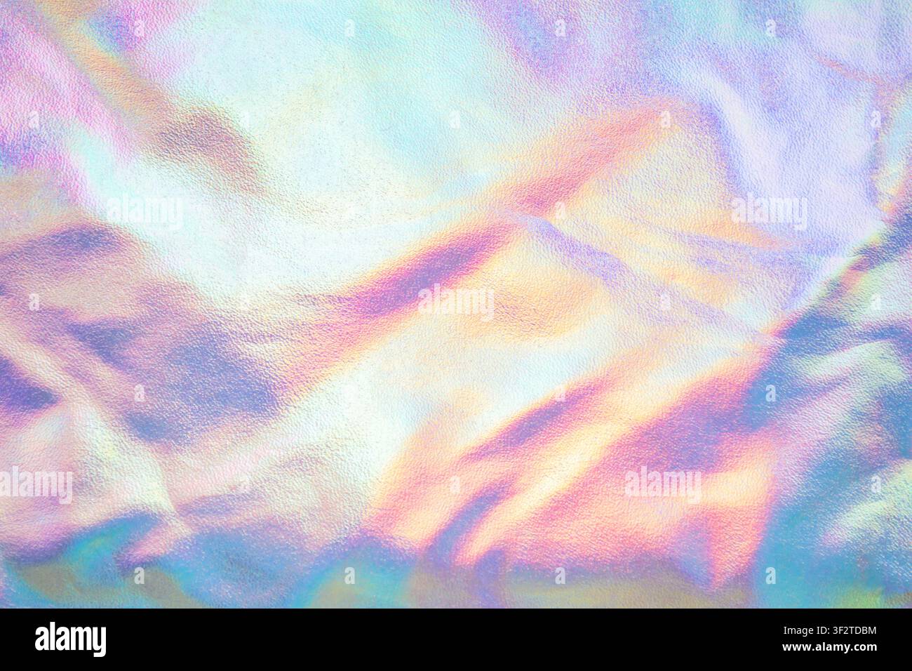 Sfondo texture in lamina pastello olografica con luce arcobaleno iridescente e morbido luccichio metallico Foto Stock