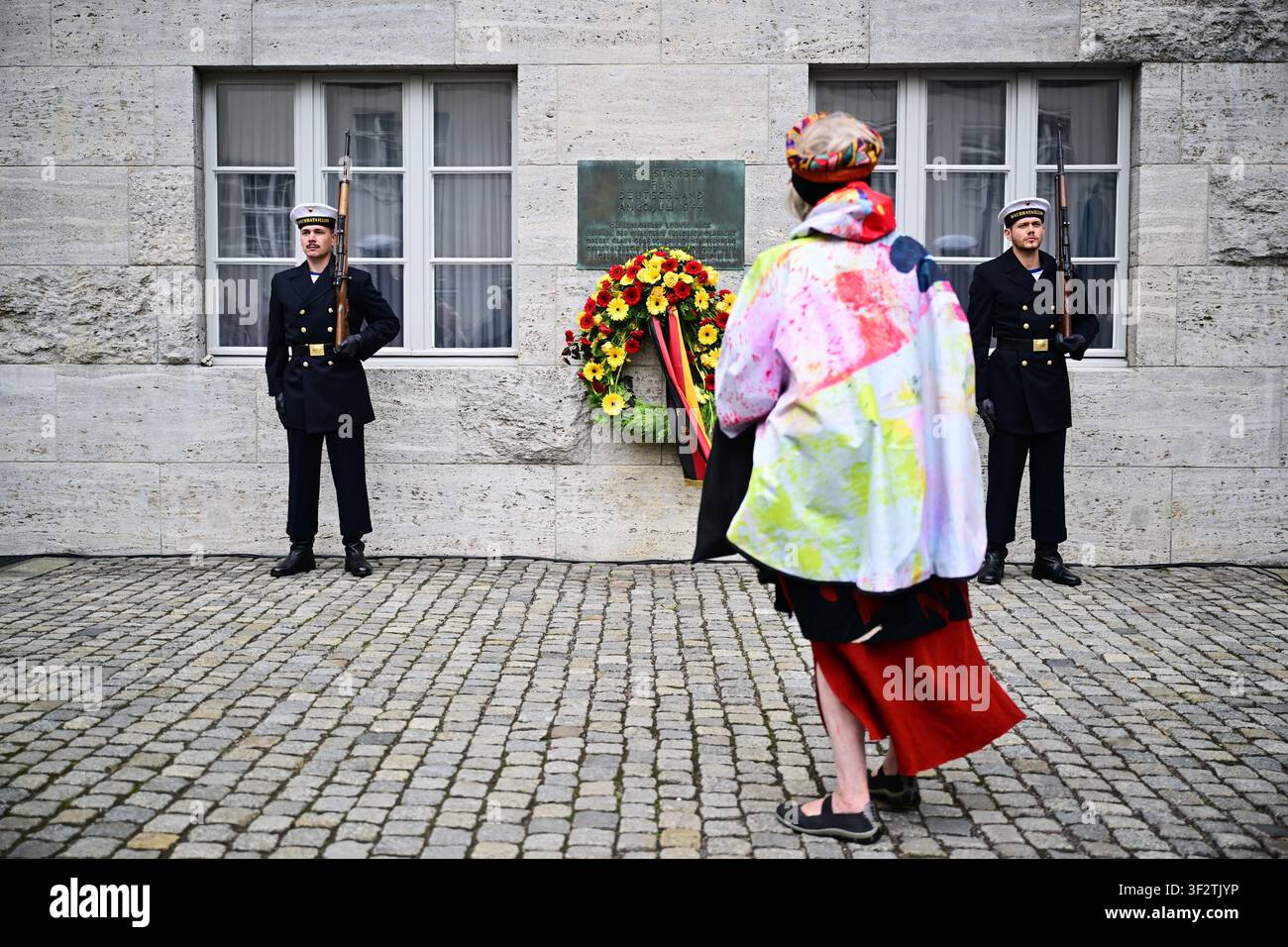 Berlino, Germania. 20 luglio 2026. Un discendente si trova al monumento nel cortile del Bendlerblock durante una cerimonia commemorativa organizzata dal governo federale per celebrare il Giorno nazionale della memoria della resistenza contro la tirannia nazista. La giornata commemora il fallito tentativo di assassinio di Adolf Hitler il 20 luglio 1944. Credit: Sebastian Christoph Gollnow/dpa/Alamy Live News Foto Stock