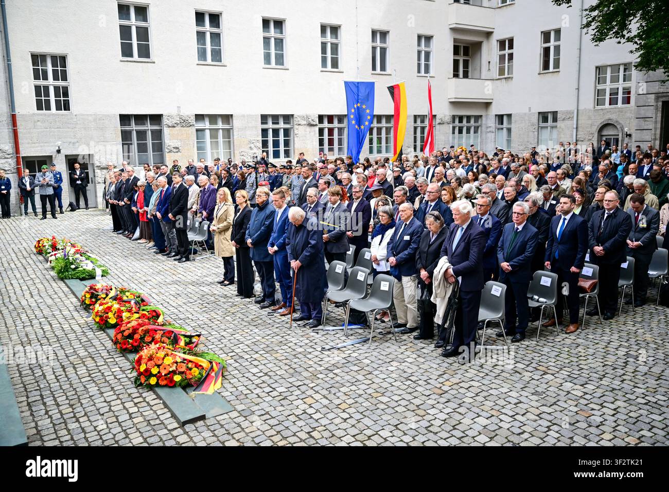 Berlino, Germania. 20 luglio 2026. I partecipanti si trovano nel cortile del Bendlerblock durante una cerimonia commemorativa organizzata dal governo federale per celebrare il Giorno nazionale della memoria della Resistenza contro la tirannia nazista. Il giorno commemora il fallito tentativo di assassinio di Adolf Hitler il 20 luglio 1944. Credit: Sebastian Christoph Gollnow/dpa/Alamy Live News Foto Stock