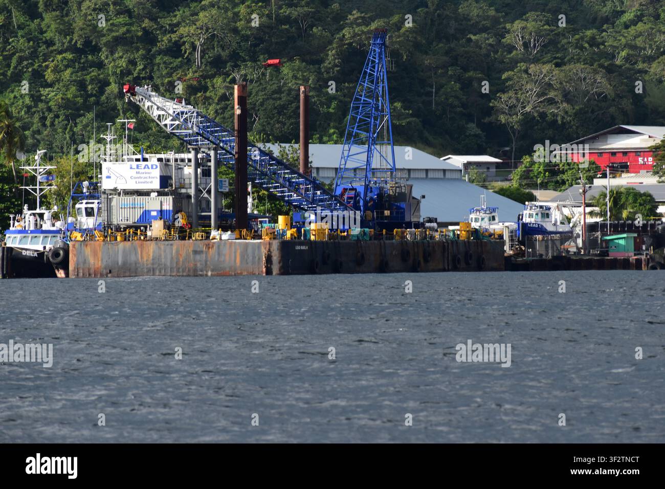 Chaguaramas, Trinidad e Tobago – 28 dicembre 2024 – Gru presso LEAD Marine Contractors Limited. Foto Stock