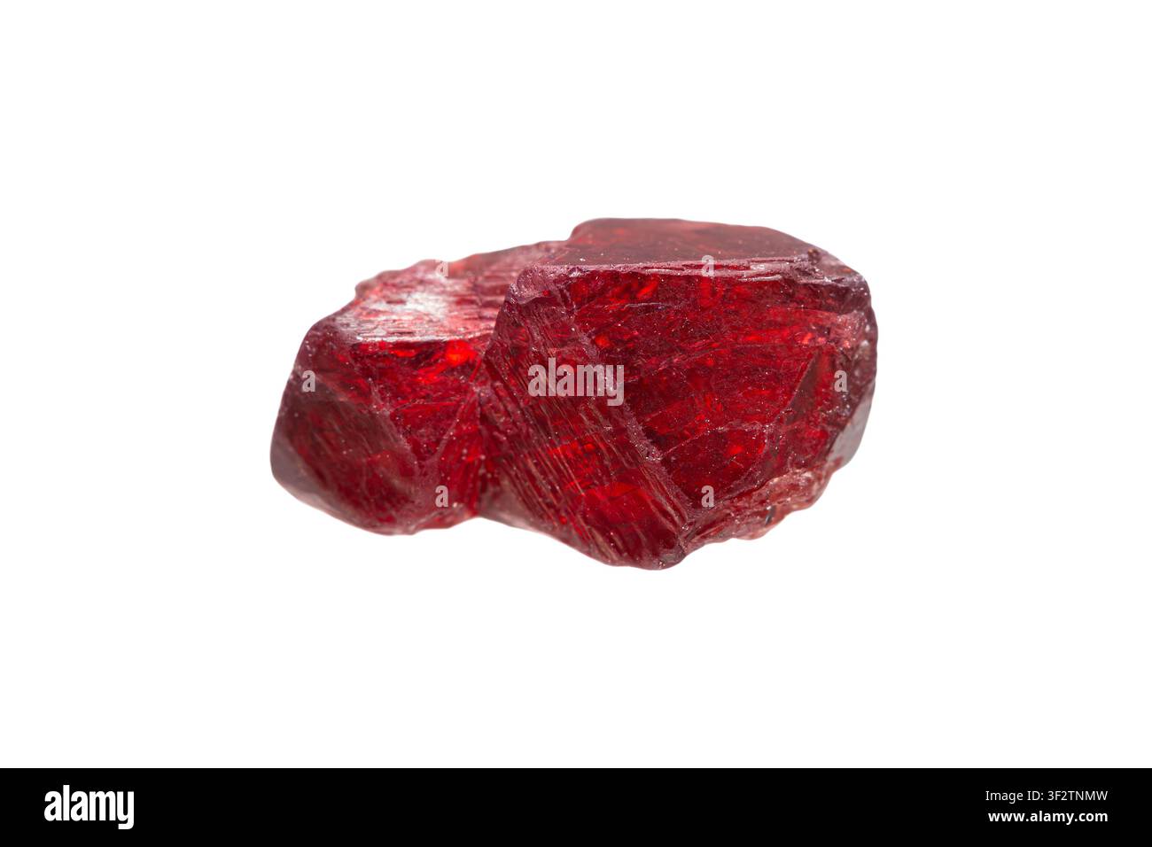 Gemme di spinello rosso naturale con cristallo gemellare su sfondo bianco Foto Stock
