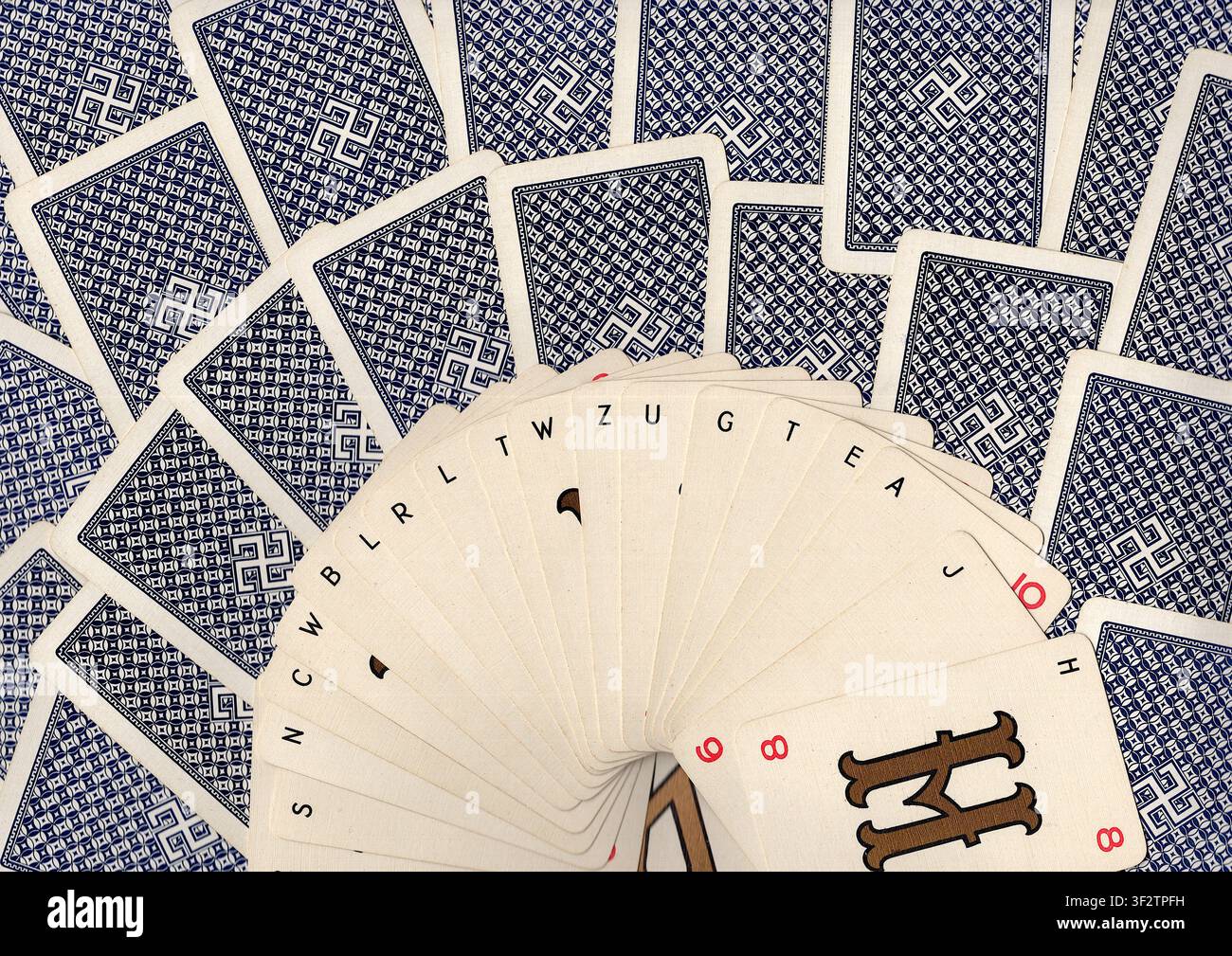 Un montaggio di carte da gioco vintage con alfabeto. Foto Stock