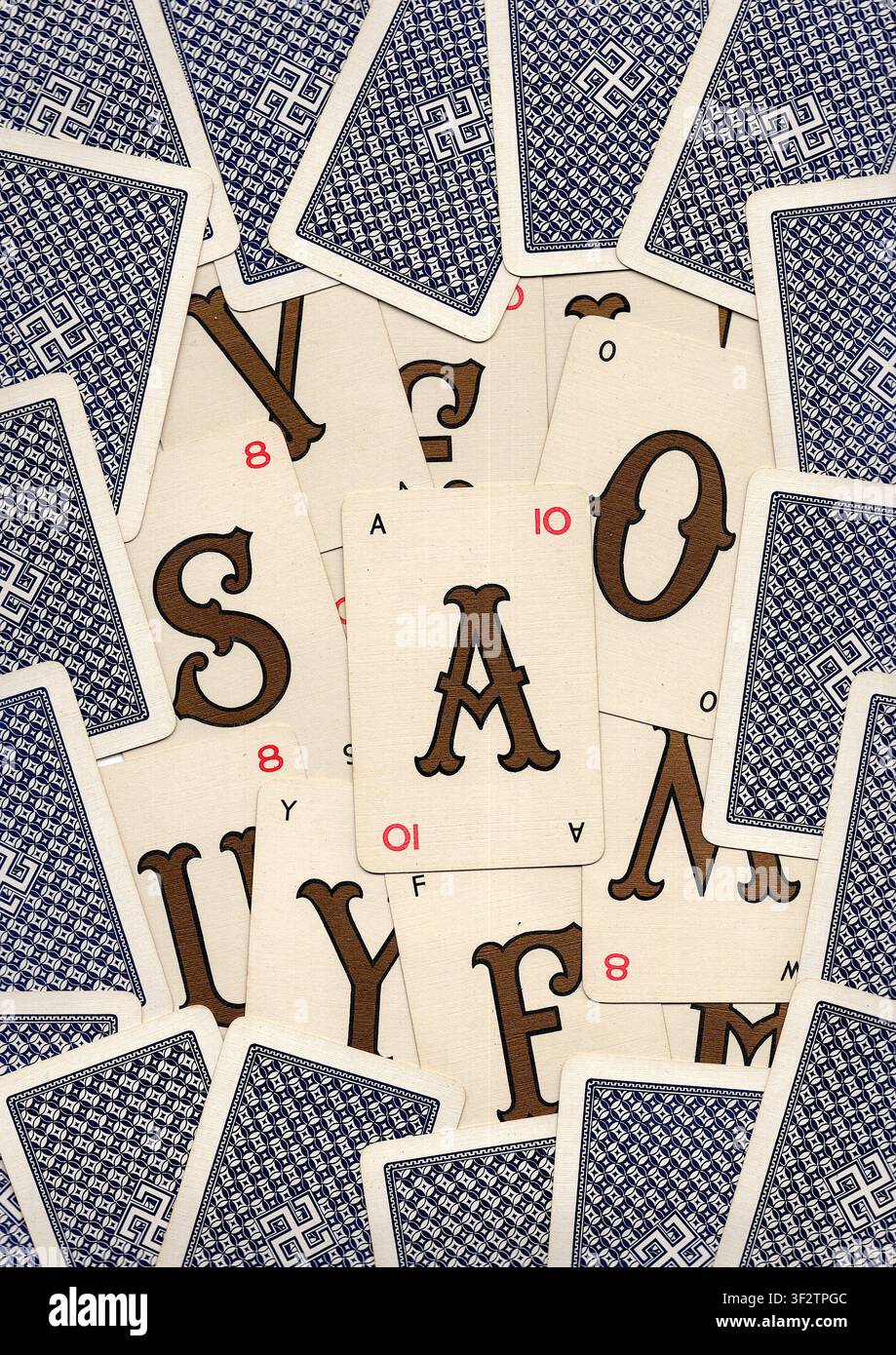 Un montaggio di carte da gioco vintage con alfabeto. Foto Stock