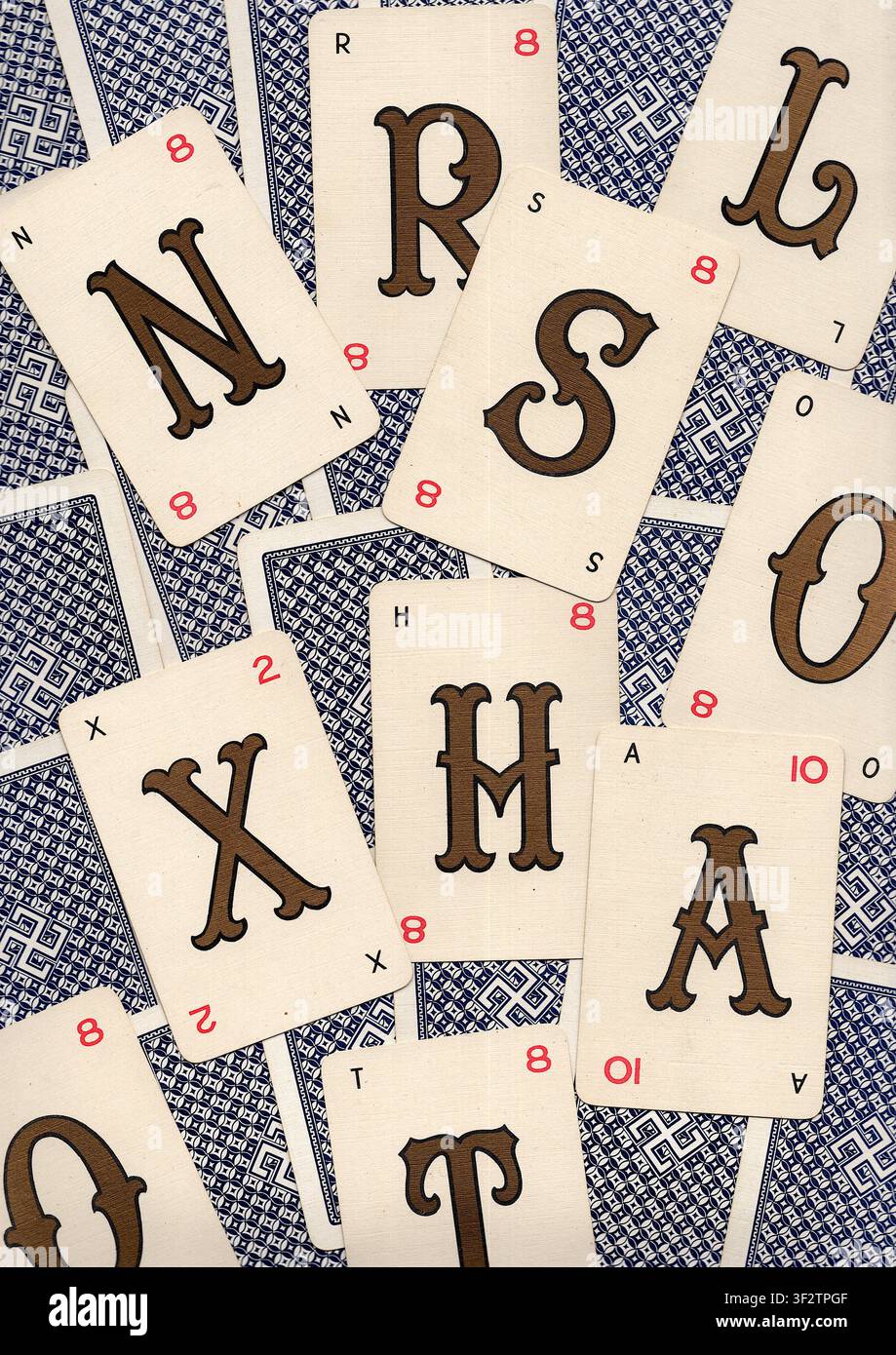 Un montaggio di carte da gioco vintage con alfabeto. Foto Stock