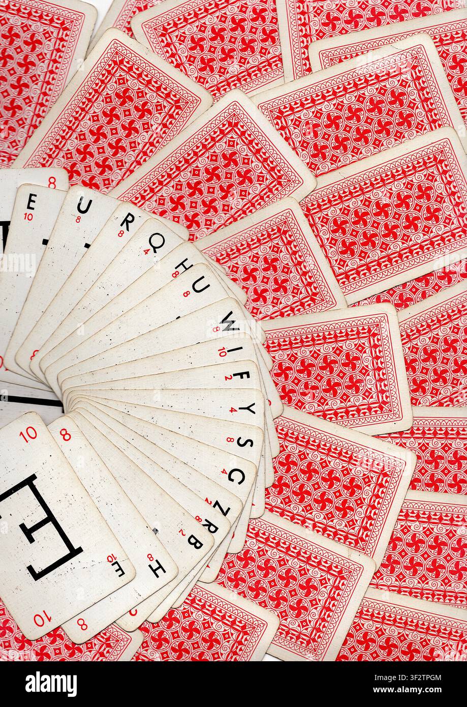 Un montaggio di carte da gioco vintage con alfabeto. Foto Stock