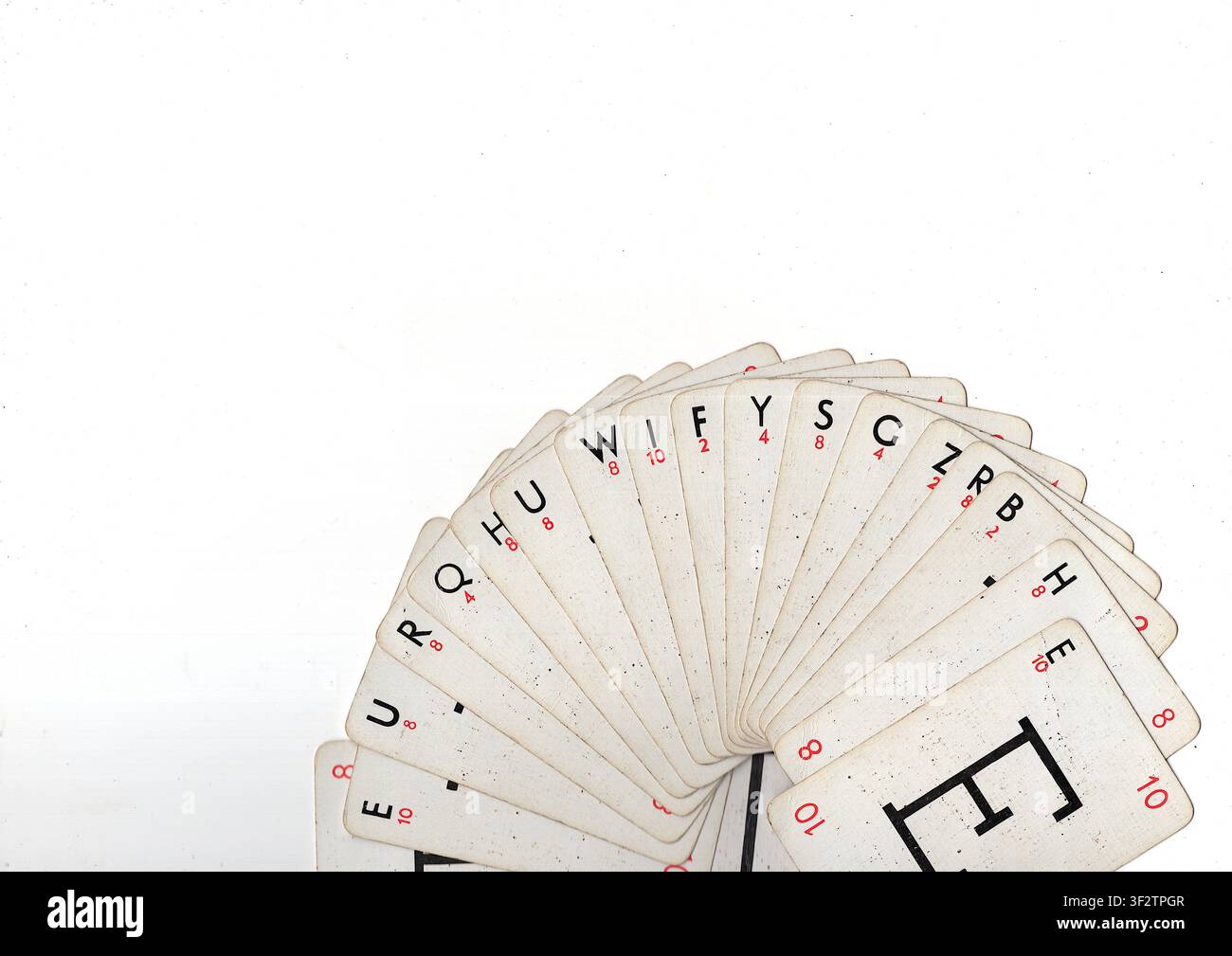 Un fan di carte da gioco a alfabeto vintage isolate su uno sfondo bianco. Foto Stock