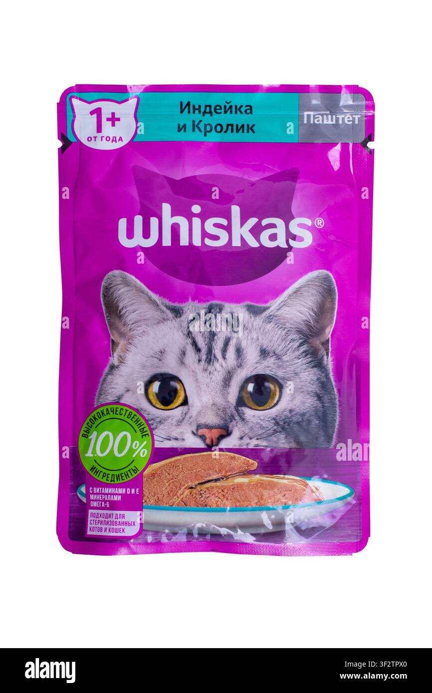 Mosca, Russia - 18 dicembre 2022. Cibo per gatti in una confezione rigida Whiskas è isolato su uno sfondo bianco. Iscrizione sull'etichetta in russo Foto Stock