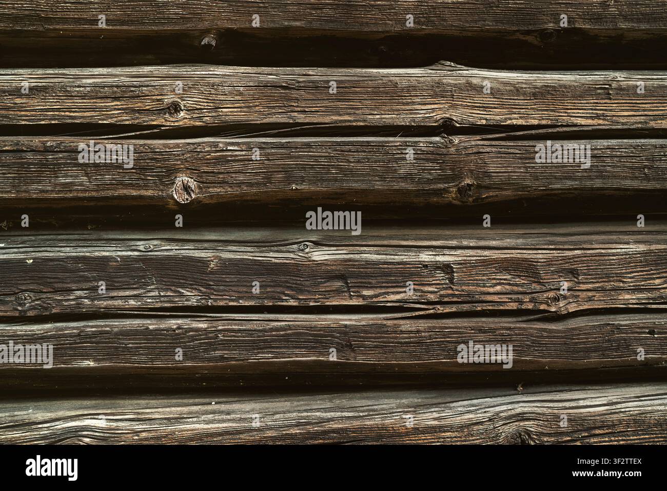 Antico fondo di tronchi marrone scuro Superficie di legno grezzo patinato Texture rustica Motivo di legno naturale Materiale da costruzione per pareti vintage Casa colonica Foto Stock