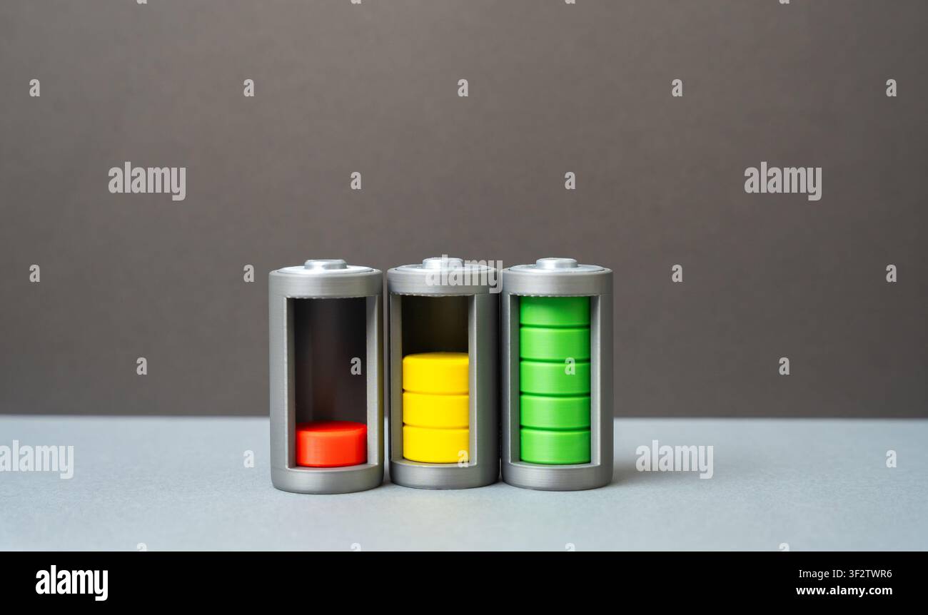Batterie con carica da rossa scarica a verde pieno. Simbolo di ricarica con energia e ripristino della forza. Produttività, motivazione e personale Foto Stock