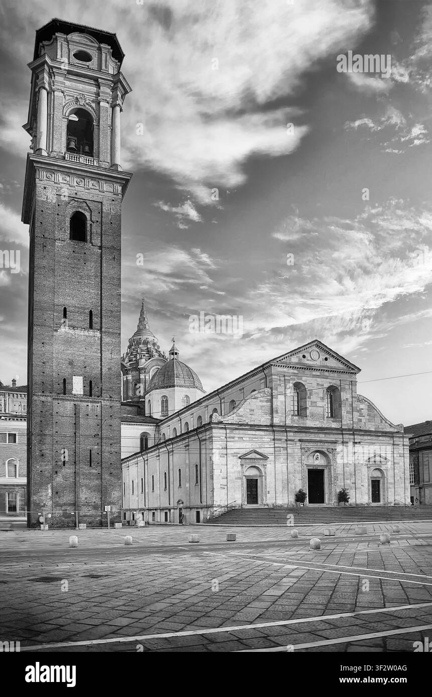 Il Duomo di Torino, il suo campanile che risplende al tramonto in Piazza San Giovanni, Torino, Italia Foto Stock