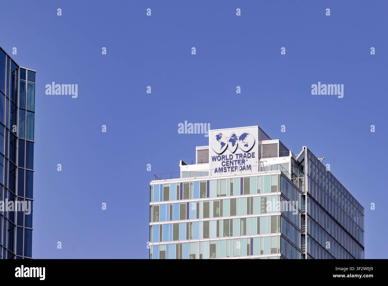 Amsterdam, Paesi Bassi, 23 maggio 2026. La cima del grattacielo del World Trade Center WTC Amsterdam con il suo distintivo logo a forma di globo blu an Foto Stock