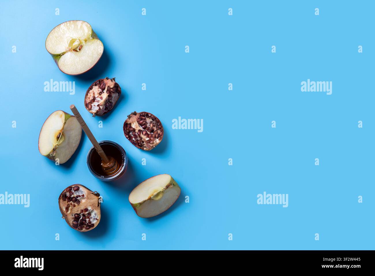 Cibo tradizionale di Rosh Hashanah su sfondo blu Foto Stock