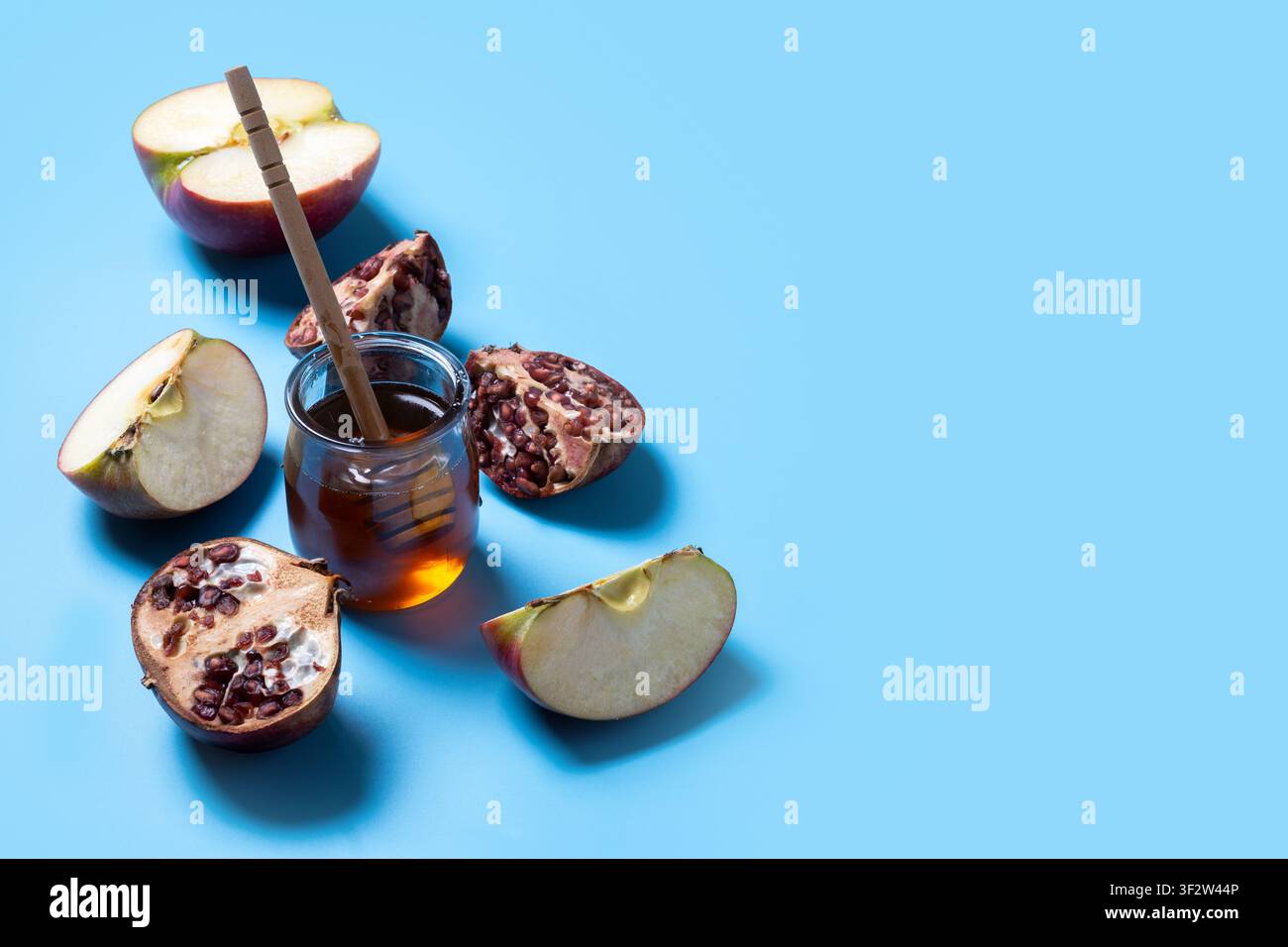 Cibo tradizionale di Rosh Hashanah su sfondo blu Foto Stock