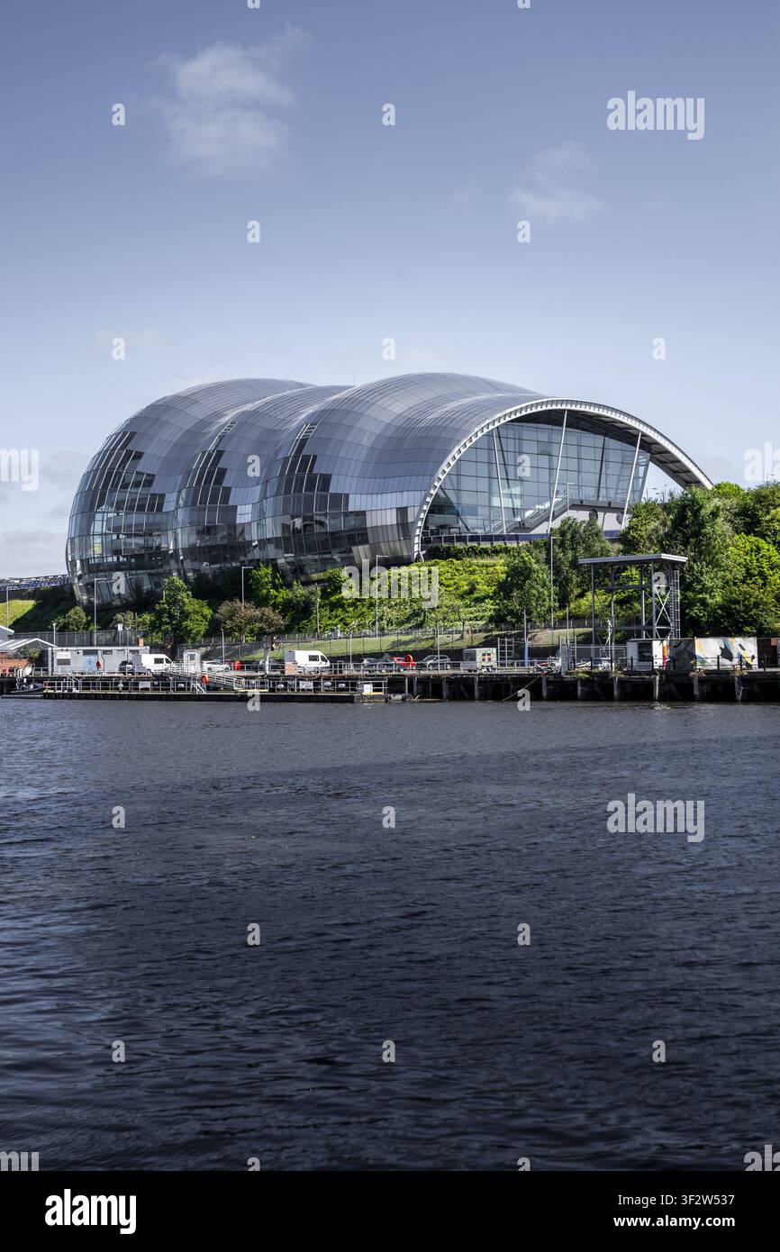 Vista del Sage Gateshead, un moderno edificio in vetro e acciaio con un tetto curvo distintivo, situato sulle rive del fiume Tyne a Newcastle upon Tyne Foto Stock