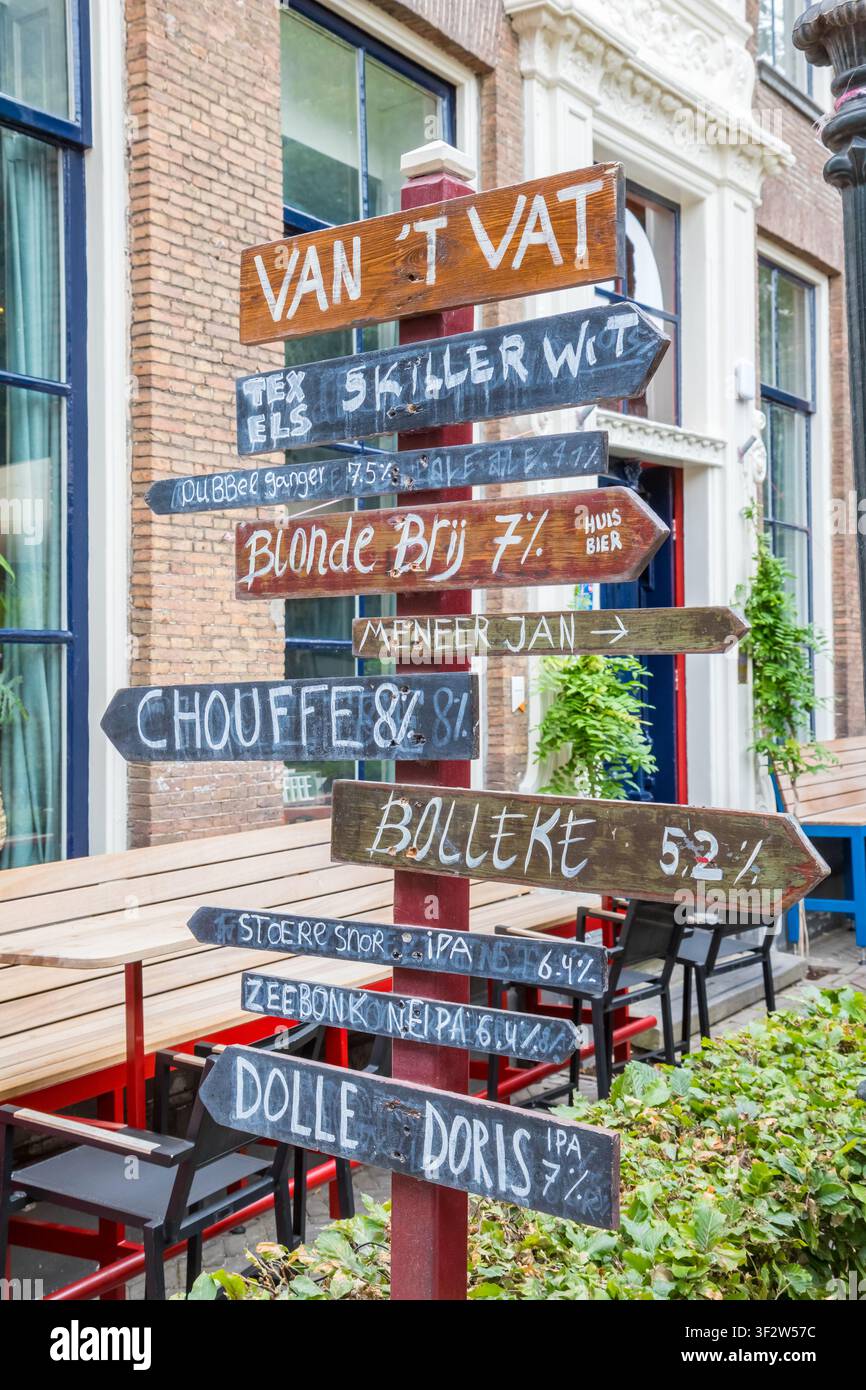 Insegna con marchi di birra che indica la terrazza all'aperto di un caffè a Zwolle, Paesi Bassi Foto Stock