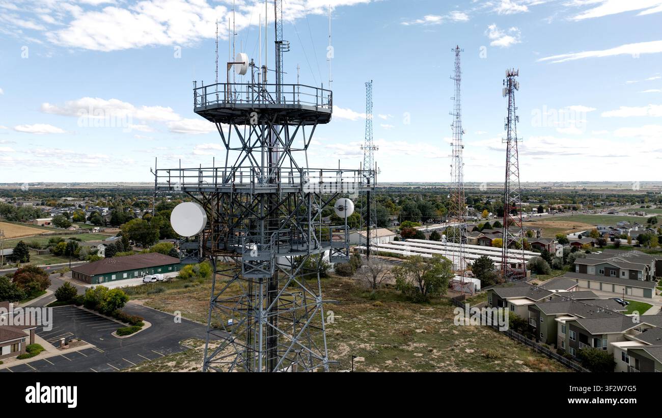 Vista ad angolo elevato di apparecchiature di ricezione di rete mobile e griglia di hardware di telecomunicazioni Foto Stock