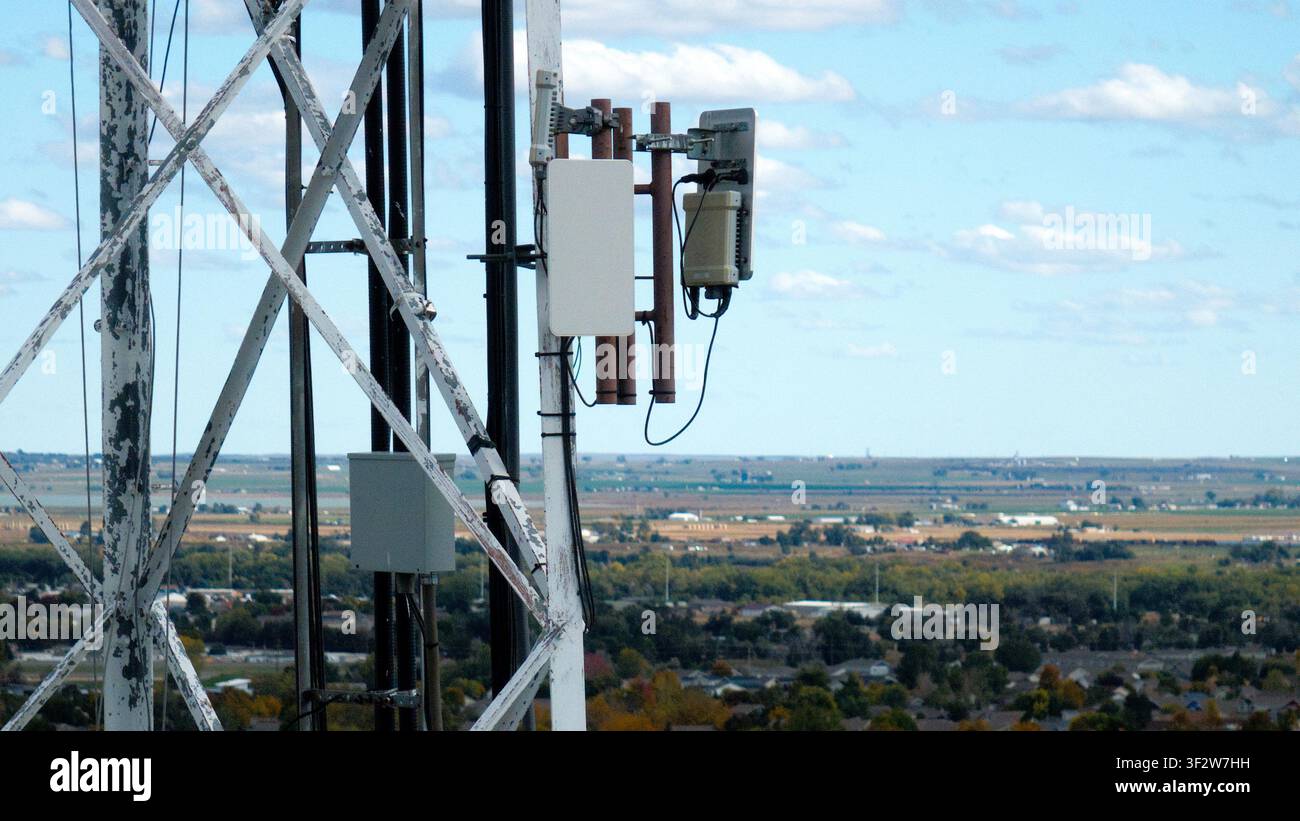 Vista ad angolo elevato di apparecchiature di ricezione di rete mobile e griglia di hardware di telecomunicazioni Foto Stock