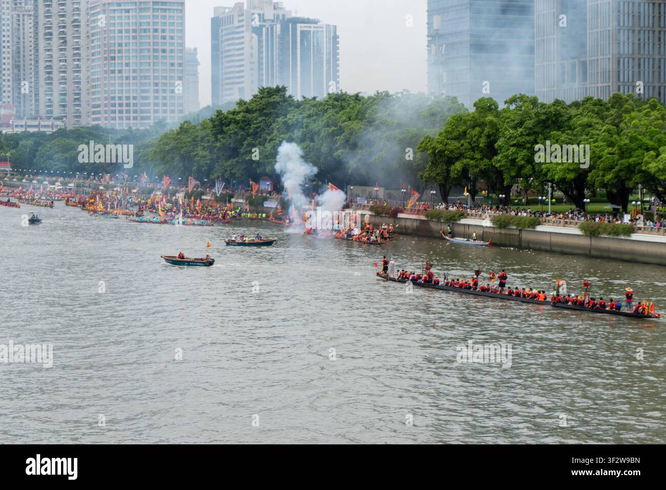 Guangzhou, Cina – 27 giugno 2026: celebrazioni tradizionali del festival delle barche drago lungo il fiume delle Perle.. Foto Stock