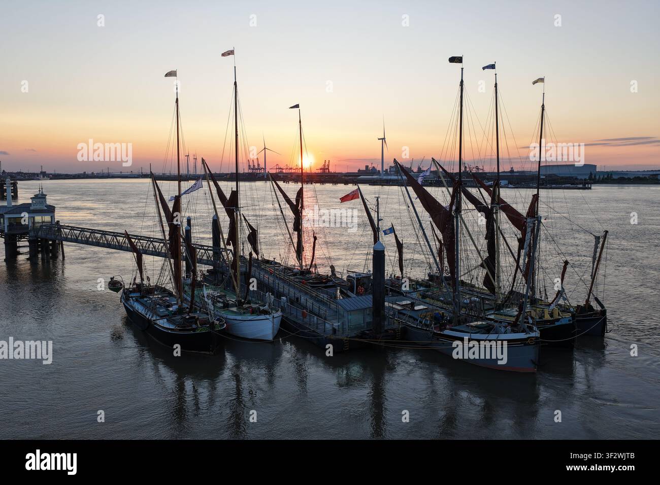 Antiche barche a vela della Tamise ormeggiate al molo di Gravesend Town dopo la gara di barche a vela della Tamise al tramonto, Gravesend, Kent, 18 luglio 2026. Foto Stock