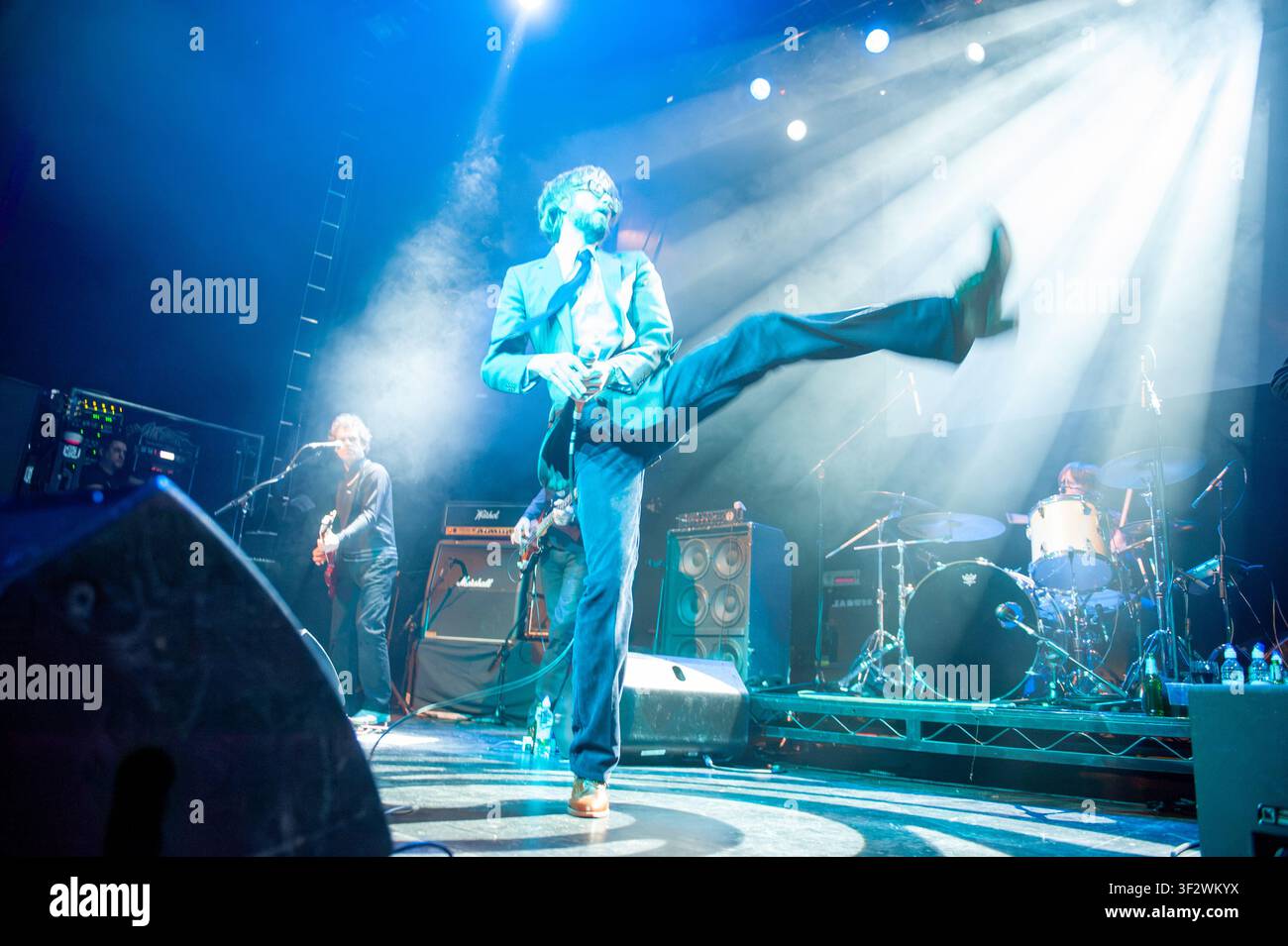 Jarvis Cocker, cantante principale della band alternativa rock inglese Pulp, in performance dal vivo sul palco Foto Stock