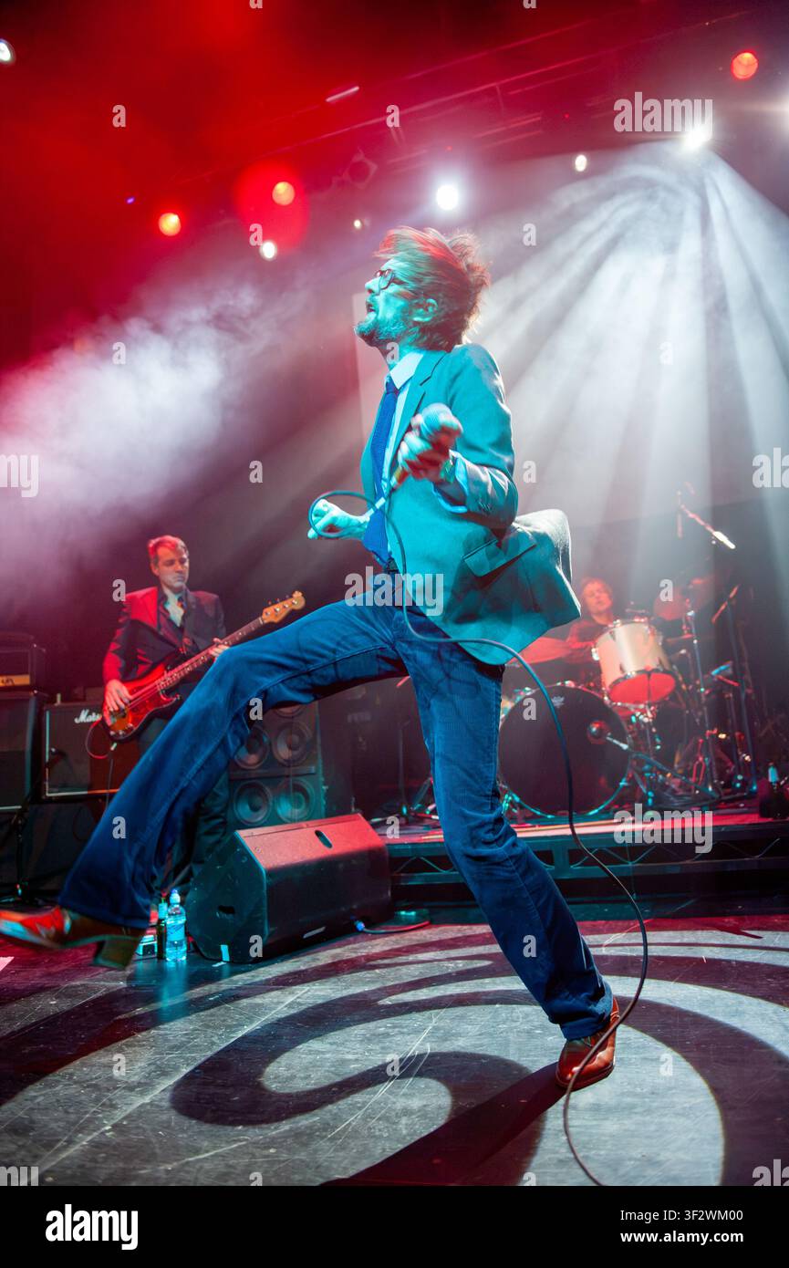 Jarvis Cocker, cantante principale della band alternativa rock inglese Pulp, in performance dal vivo sul palco Foto Stock