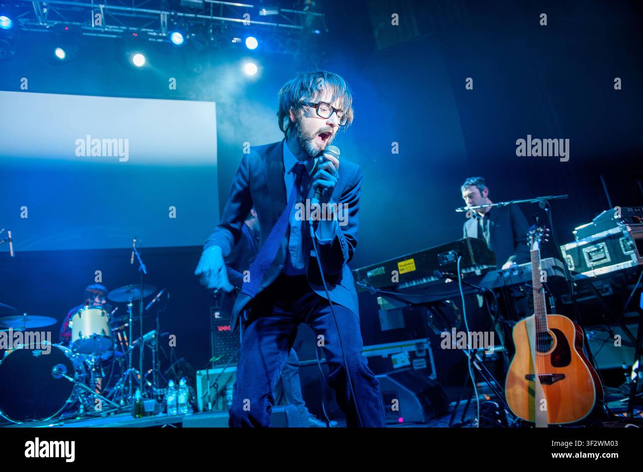 Jarvis Cocker, cantante principale della band alternativa rock inglese Pulp, in performance dal vivo sul palco Foto Stock