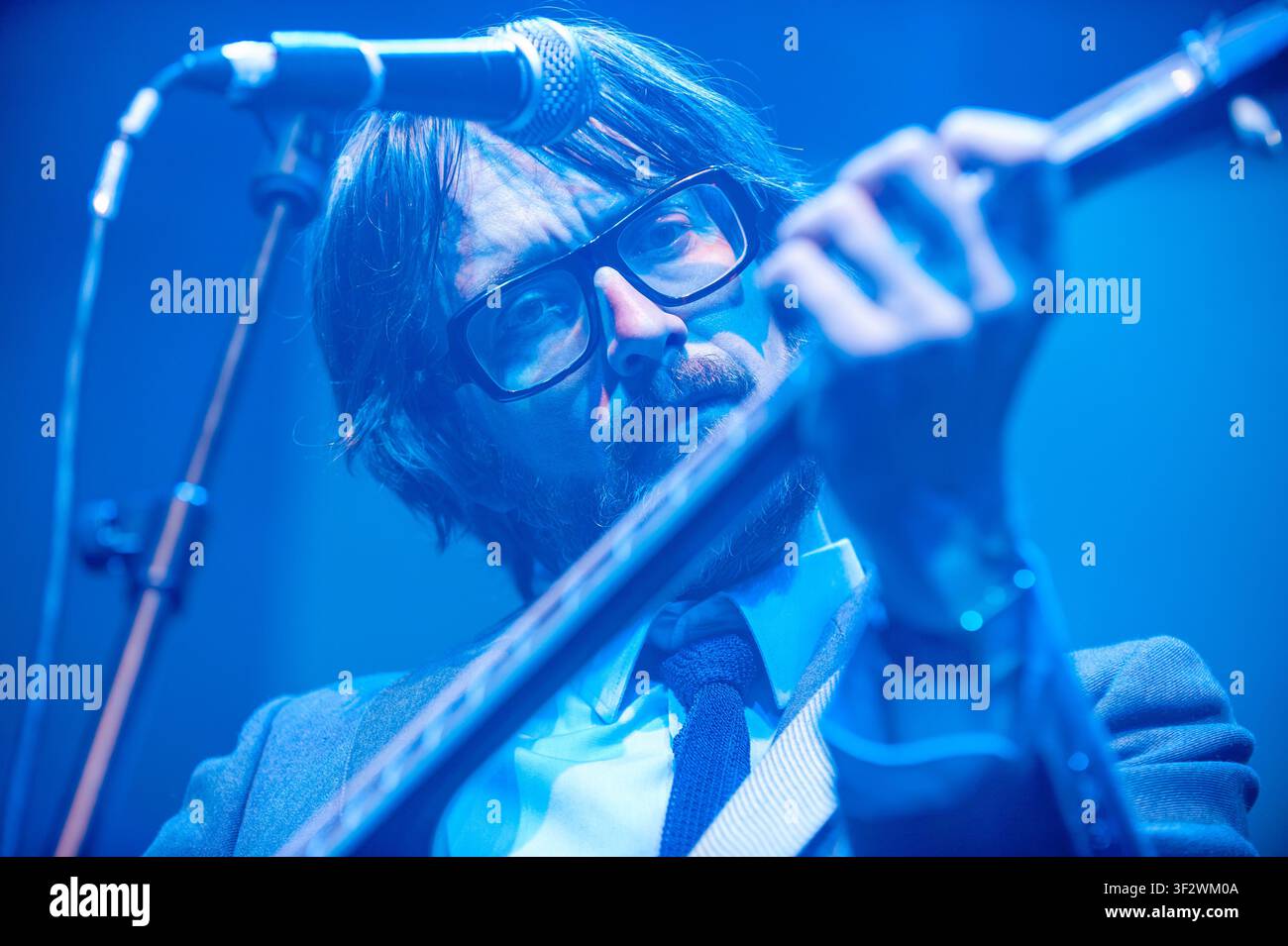 Jarvis Cocker, cantante principale della band alternativa rock inglese Pulp, in performance dal vivo sul palco Foto Stock