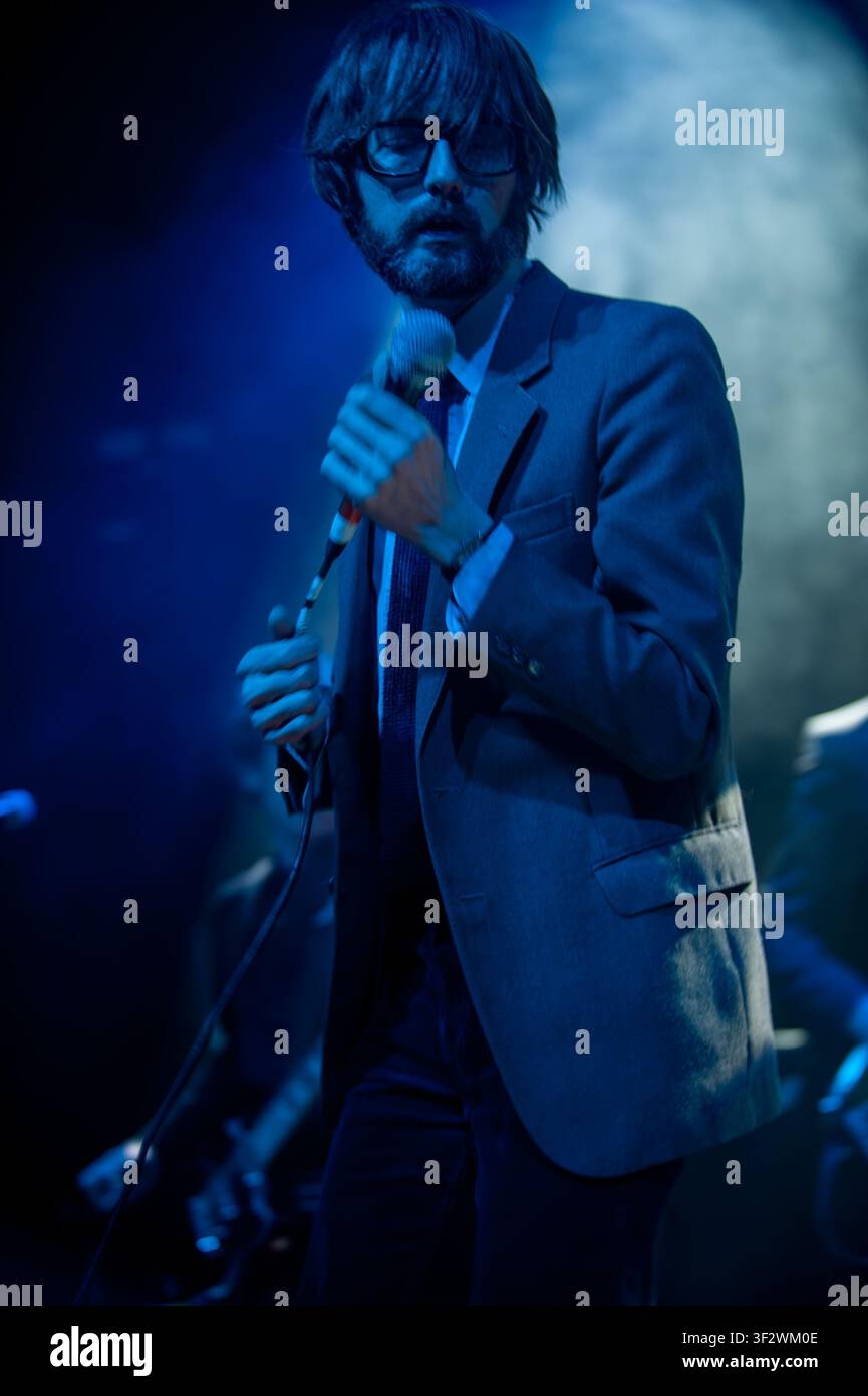 Jarvis Cocker, cantante principale della band alternativa rock inglese Pulp, in performance dal vivo sul palco Foto Stock