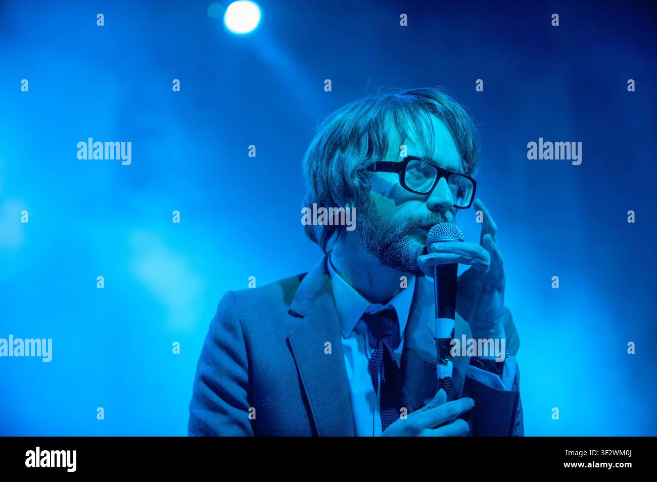 Jarvis Cocker, cantante principale della band alternativa rock inglese Pulp, in performance dal vivo sul palco Foto Stock