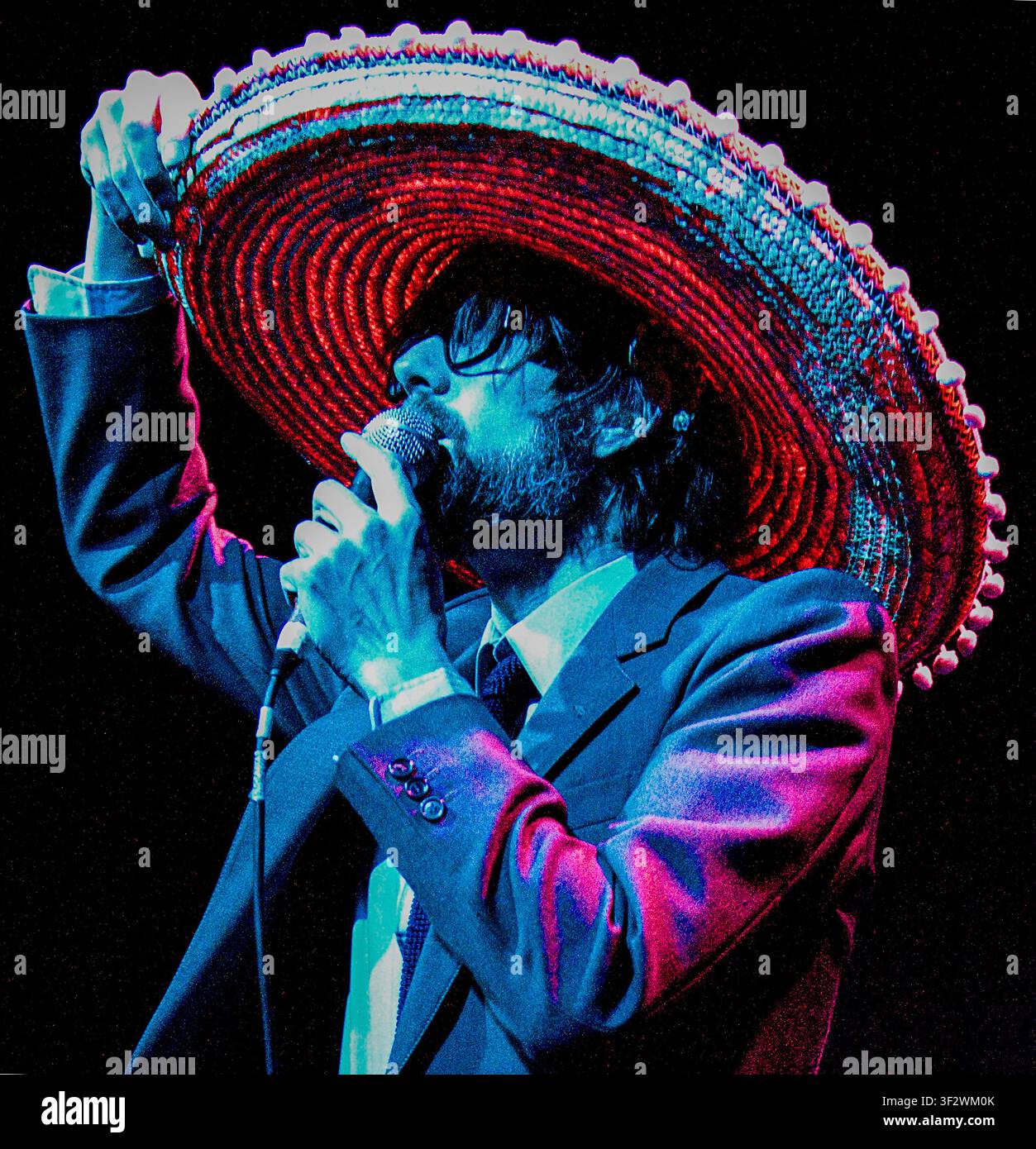 Jarvis Cocker, cantante principale della band alternativa rock inglese Pulp, in performance dal vivo sul palco Foto Stock