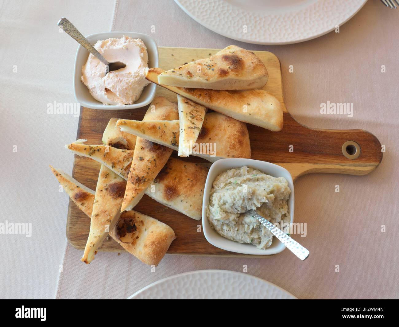 Focaccia (pogaca) con creme spalmabili saporite, Parco nazionale del lago di Skadar, Montenegro Foto Stock