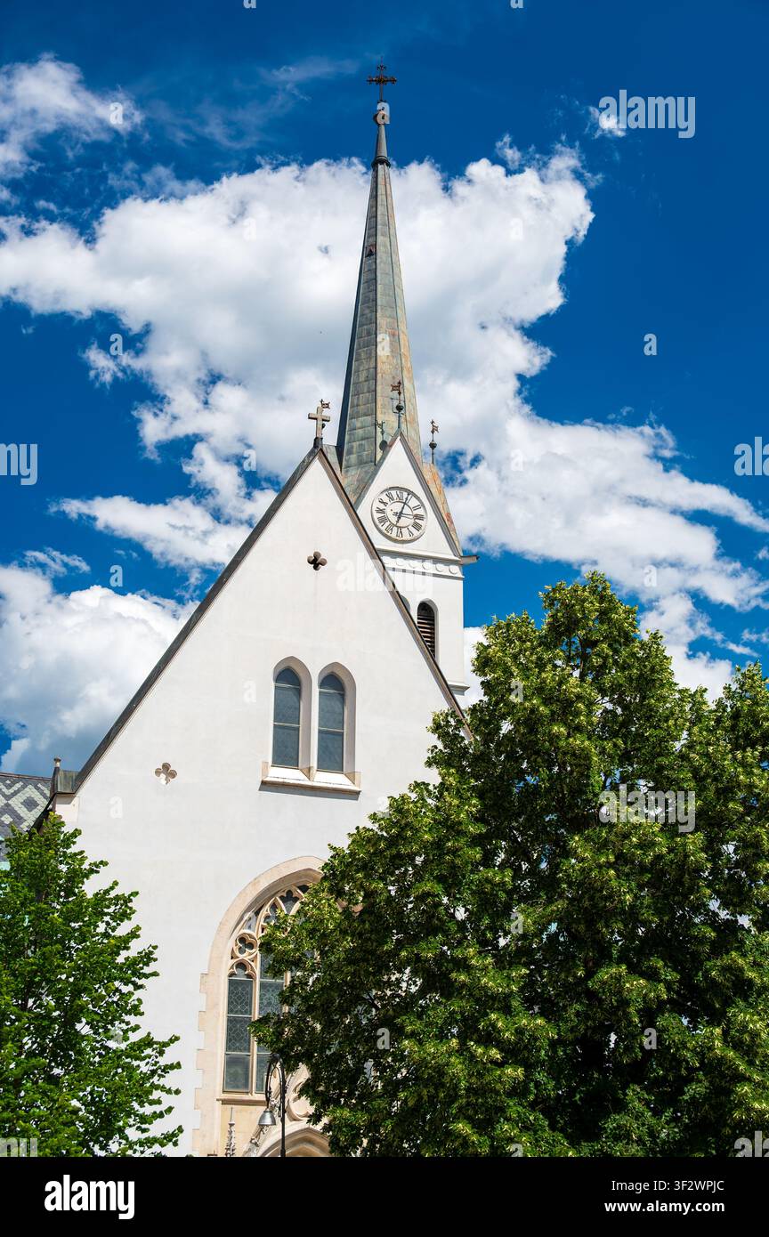Chiesa parrocchiale di San Martino a Bled, Slovenia, un landmark neogotico costruito tra il 1903 e il 1905 vicino al lago di Bled, con un alto campanile e storico Foto Stock