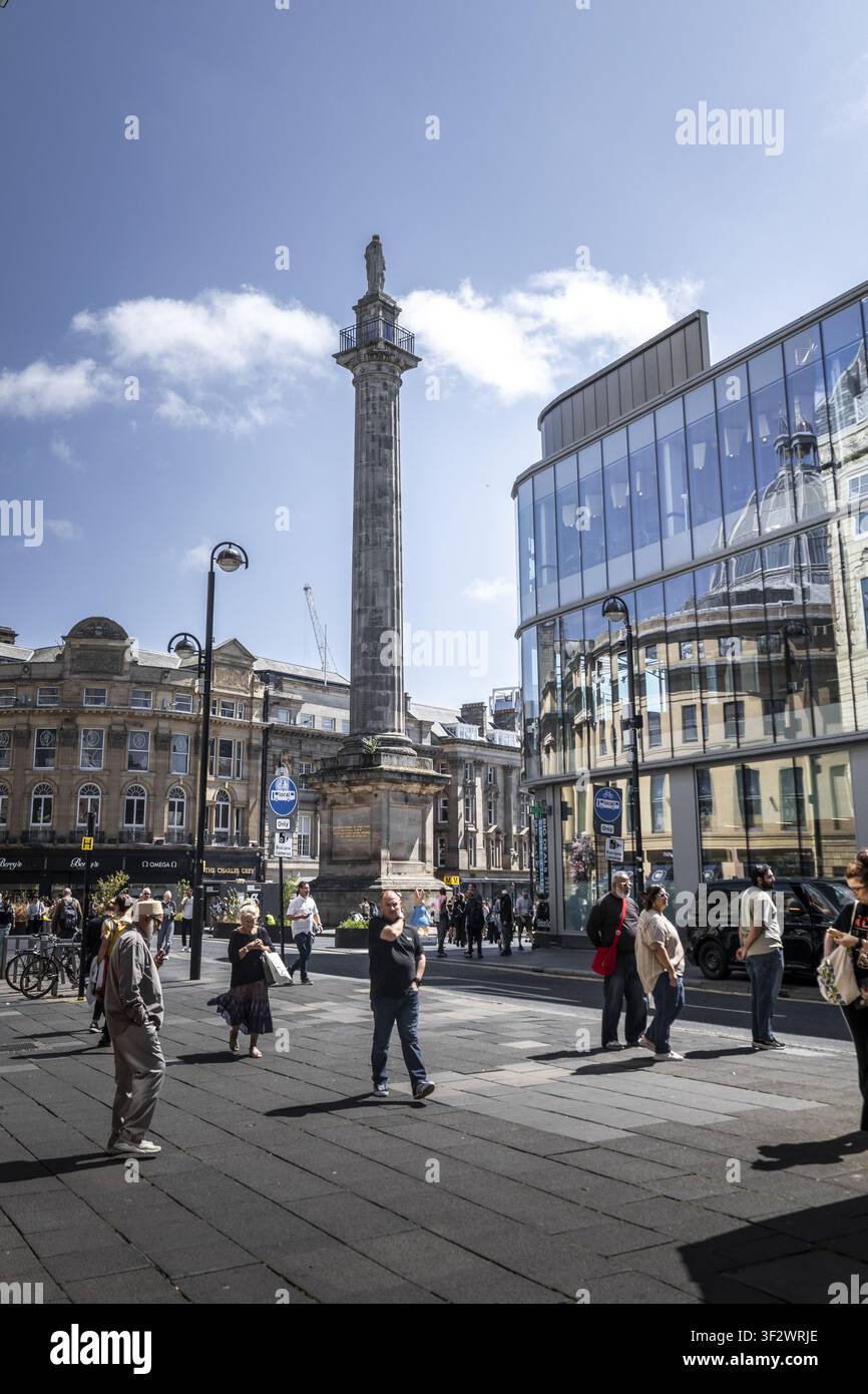 Newcastle upon Tyne, Regno Unito - 13 luglio 2026: Vista del Monumento di Grey circondato da edifici storici e persone che camminano per la strada sotto un Foto Stock