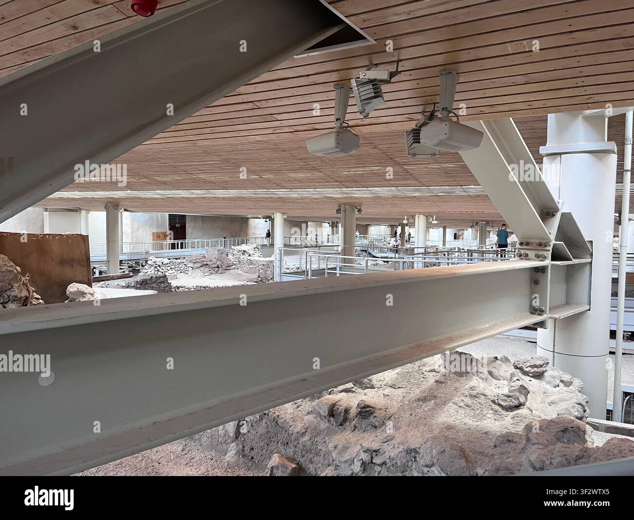 Costruzione moderna in contrasto con l'architettura storica - Immagine stock catturata con smartphone