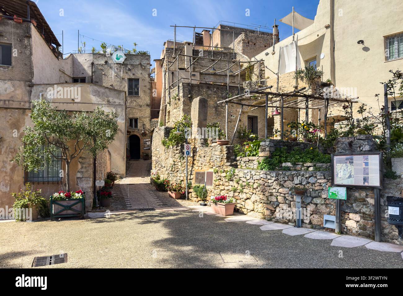 Accanto affascinante a Verezzi, adornato con piante verdi e fiori colorati, Verezzi, Liguria, Italia Foto Stock