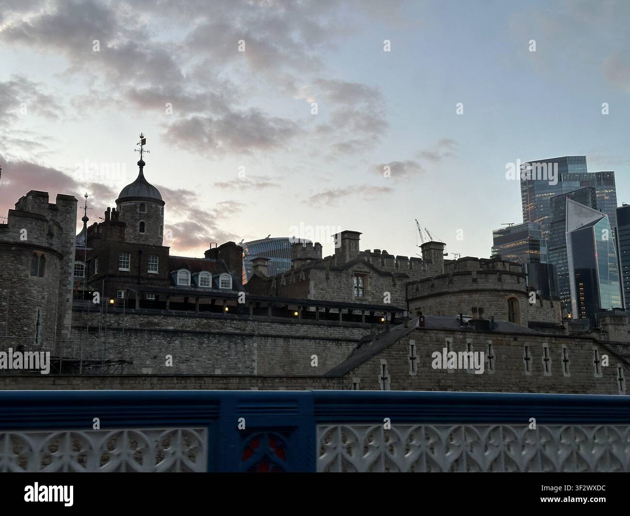 Torre di Londra di fronte alla City di Londra al crepuscolo - Immagine stock catturata con smartphone