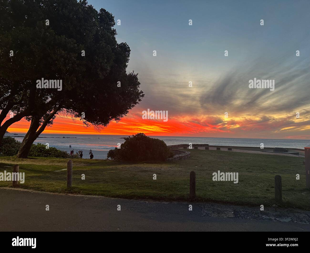 Spiaggia di Camps Bay al tramonto, Città del Capo Sudafrica Foto Stock