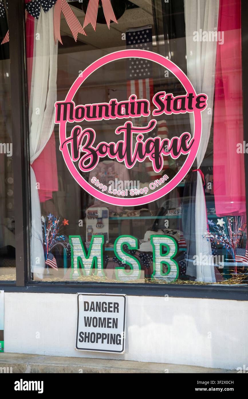 Matewan, Virginia Occidentale – Il Mountain State Boutique porta un cartello di avvertimento: ‚Pericolo donne in shopping‘. Foto Stock