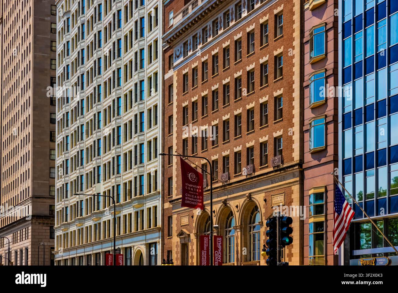 Edifici lungo la Michigan Ave nel centro di Chicago, Illinois, USA [Nessuna liberazione; solo licenza editoriale] Foto Stock