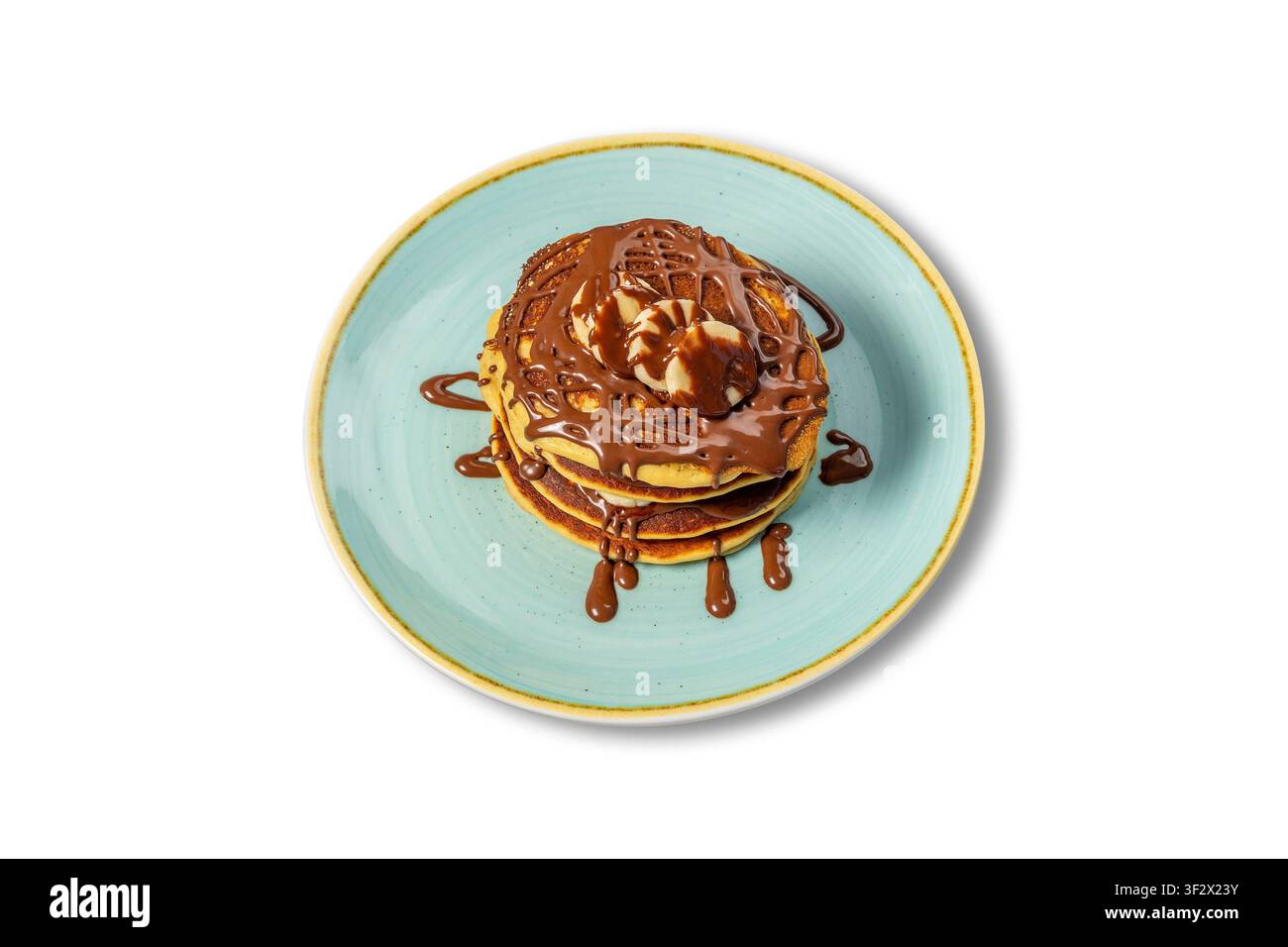 Pila di pancake al cioccolato con gelato e salsa al cioccolato su un piatto blu Foto Stock