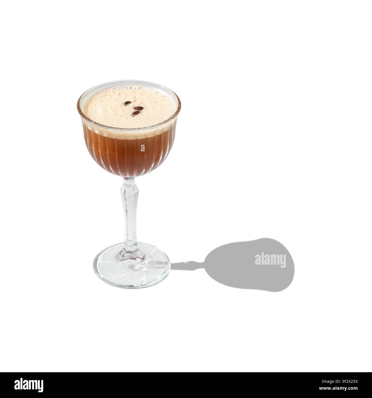 Cocktail Espresso Martini con chicchi di caffè isolati su bianco Foto Stock