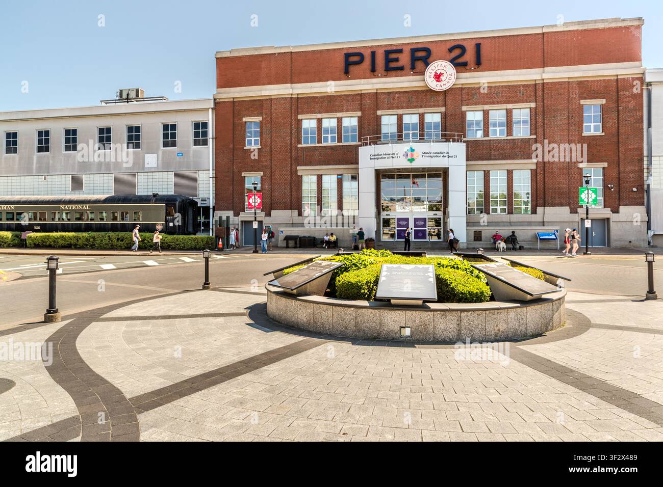La facciata di Pier 21, dotata di un vagone storico della Canadian National Railway, su Marginal Road ad Halifax, Canada. Tra il 1928 e il 1971, circa un milione di immigrati passarono attraverso la sala d’accoglienza; oggi, l’edificio ospita il Museo canadese dell’immigrazione a Pier 21. Halifax, Nuova Scozia, Canada Foto Stock