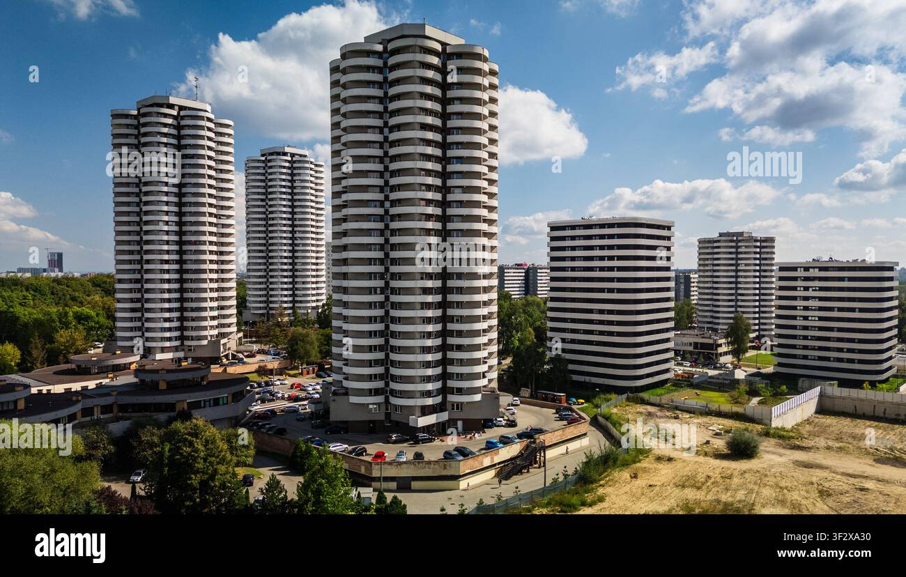 Vista aerea delle iconiche torri Kukurydze, punti di riferimento dell'architettura residenziale polacca, che si ergono sopra il quartiere residenziale Tysiąclecia a Katowice, Silesia Foto Stock