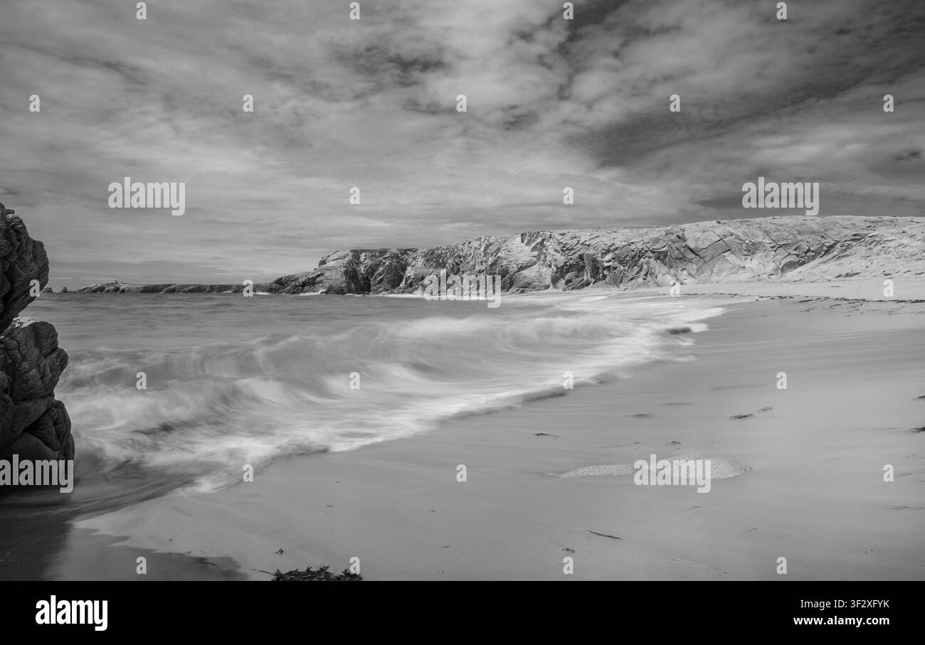 Fotografia a lunga esposizione di Plage de Port Bara sulla costa atlantica francese. Foto Stock