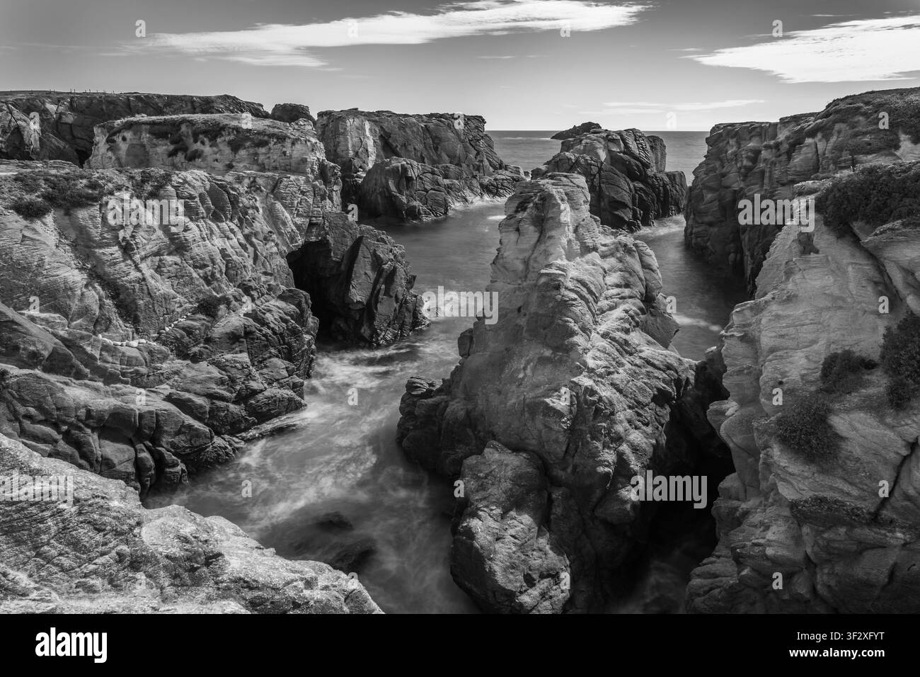 Fotografia a lunga esposizione di Plage de Port Bara sulla costa atlantica francese. Foto Stock