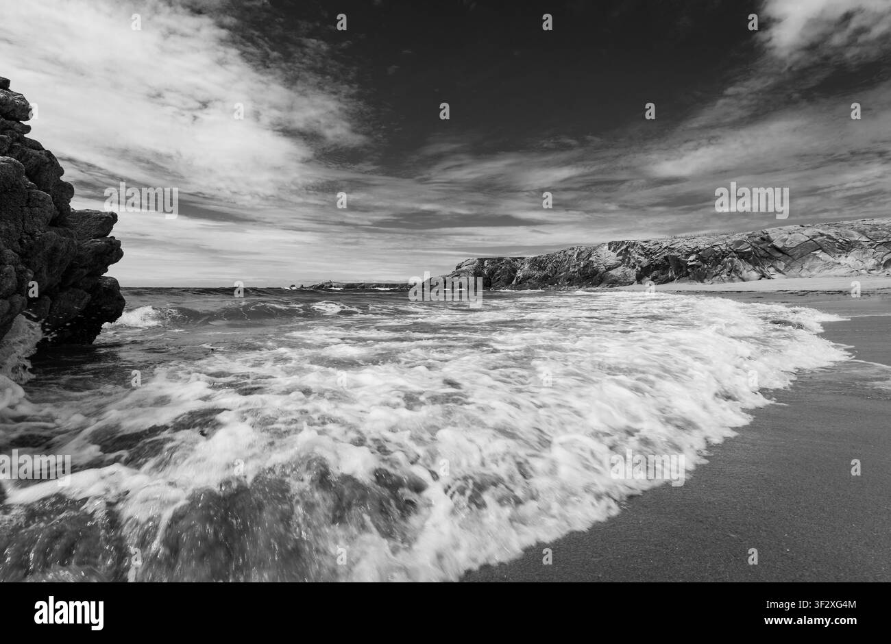 Fotografia a lunga esposizione di Plage de Port Bara sulla costa atlantica francese. Foto Stock