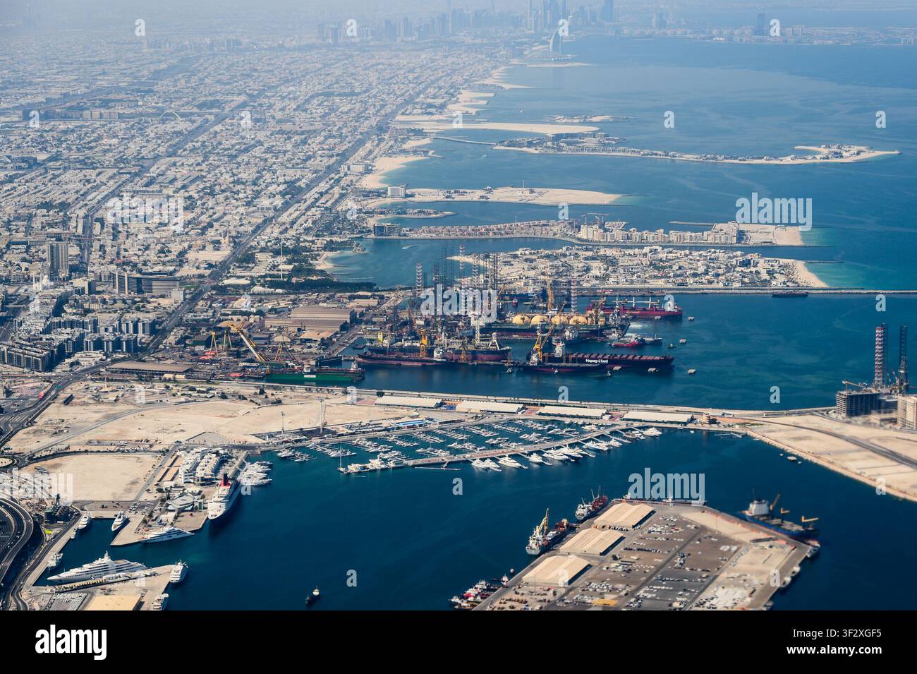 Vista aerea del lungomare di Dubai, delle strutture portuali, delle marine e della costa urbana a Dubai, Emirati Arabi Uniti. Foto Stock
