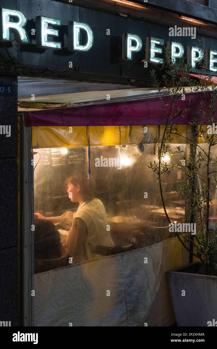 Situato nel vivace quartiere di Ebisu a Shibuya, Tokyo, questo ristorante offre un'esperienza culinaria accogliente e intima. Lo stabilimento presenta coun Foto Stock
